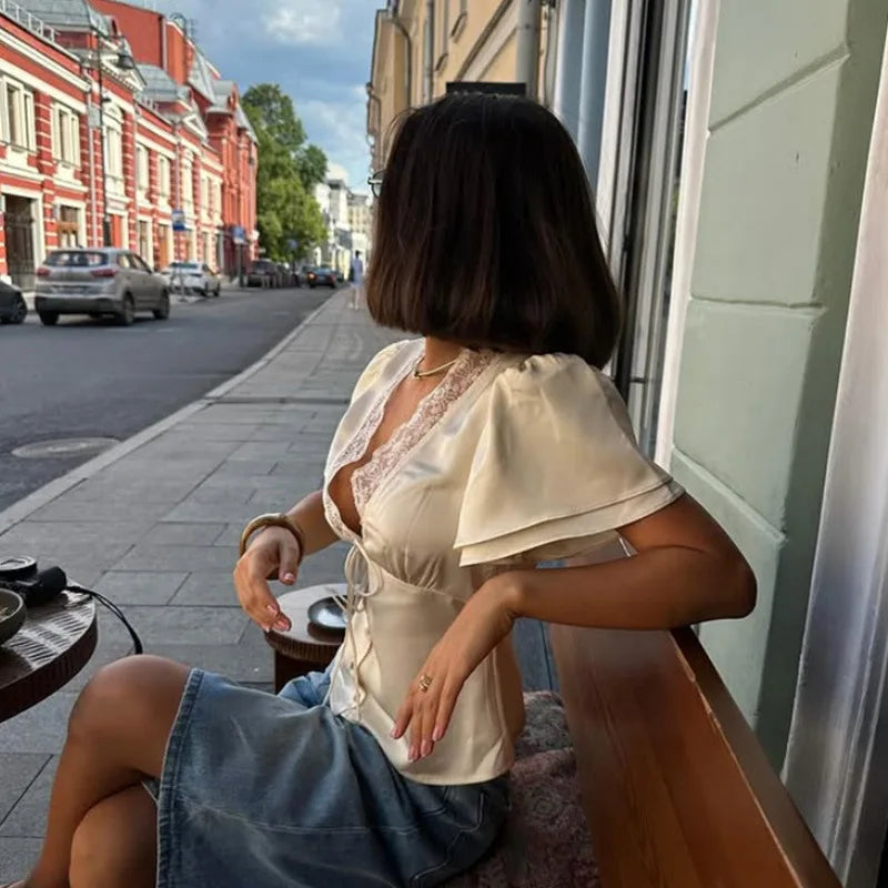 Top Satin Col V à Dentelle pour Femme – Chic & Féminin